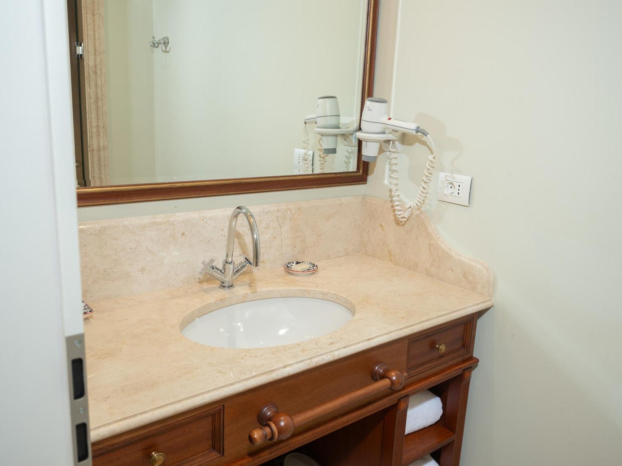 Ebel Boutique Hotel 티라나 외부 사진