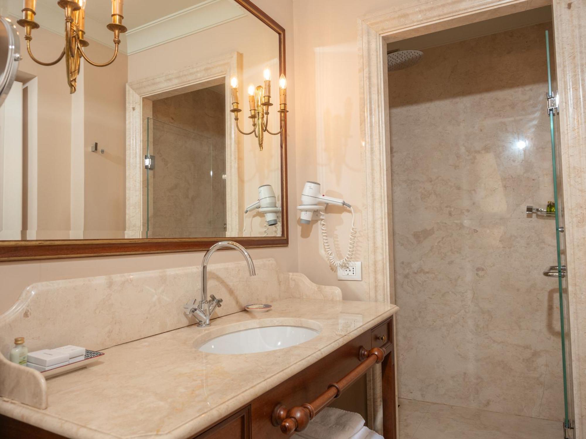 Ebel Boutique Hotel 티라나 외부 사진